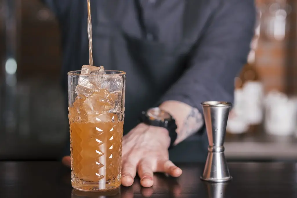 Dowiedz się, jak wybrać odpowiednie szklanki do napojów premium dla biznesów HORECA. Popraw prezentację, doświadczenie klienta i wizerunek swojego serwisu dzięki idealnemu formatowi dla każdego napoju.